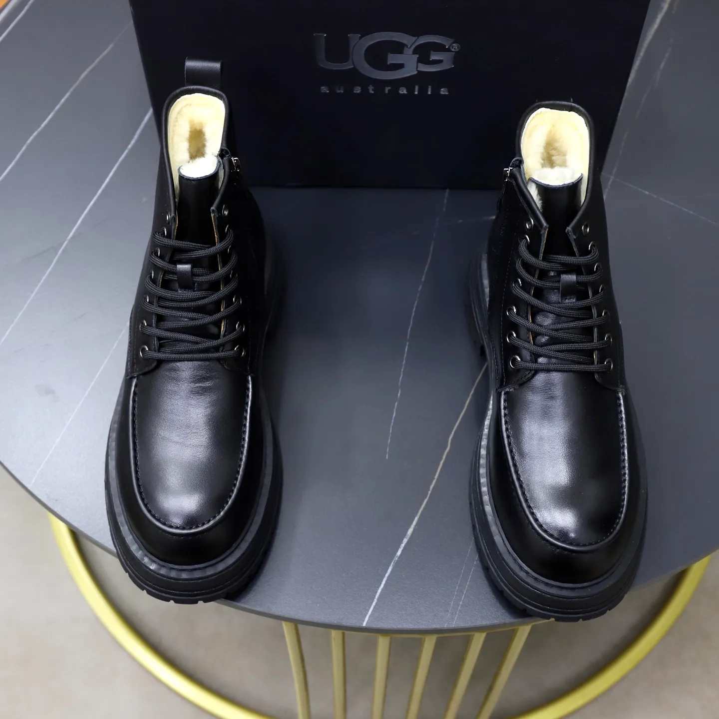 Ex-factory price: 680💰Thick wool imported from Australia Brand: UGG genuine purchasing agent Size: 38-44 (customized in 45) Grade: Official website 1:1 Material: First-layer genuine leather waterproof and antifreeze upper Real wool lining Original non-slip Soft wear-resistant outsole Style category: Men's casual shoes Trendy style Comfortable on the feet Color: Official website color synchronization